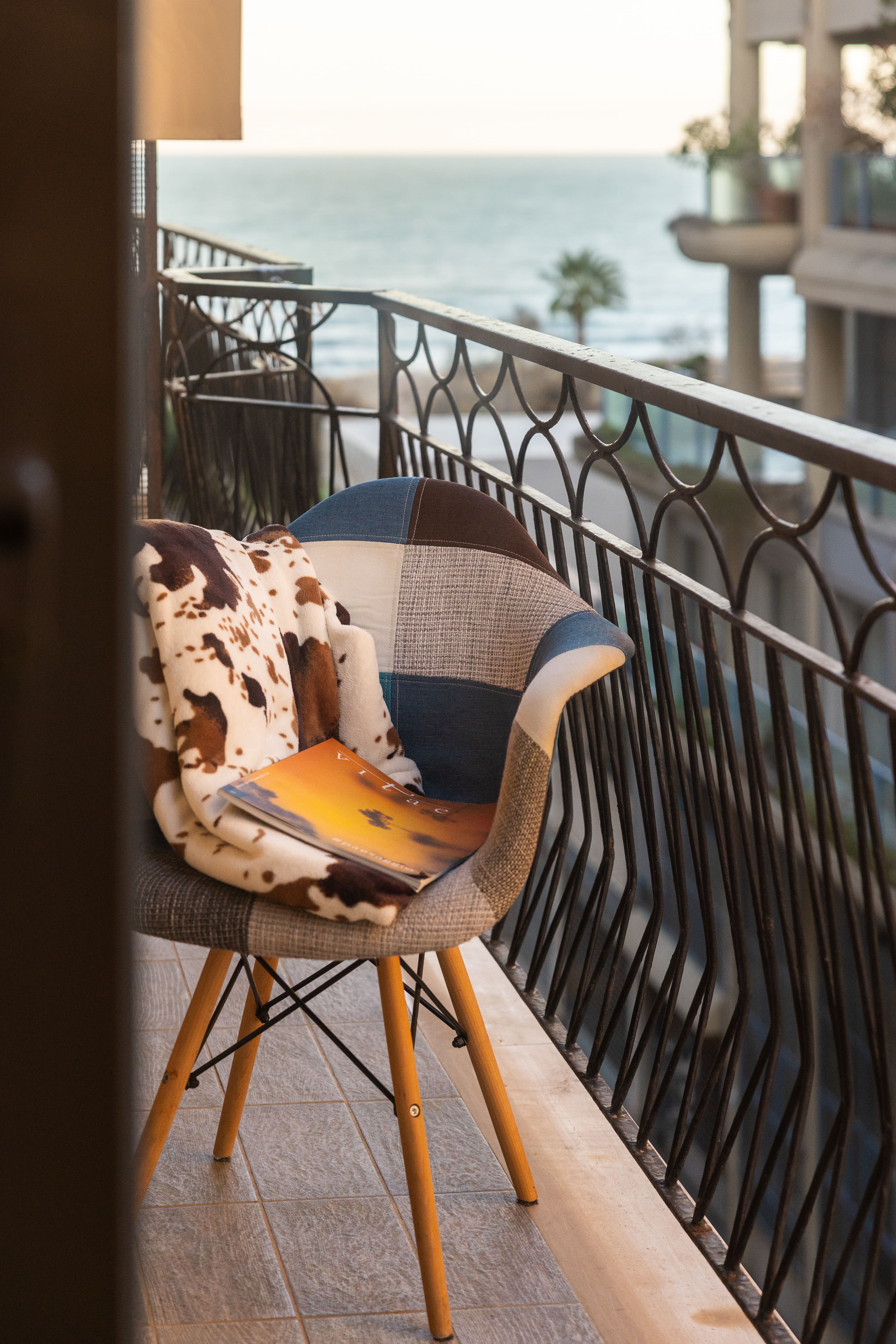 Patio con tende in lino, piscina a sfioro e vista sul mare Adriatico